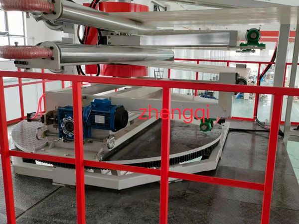 上牽引旋轉(zhuǎn)吹膜機
